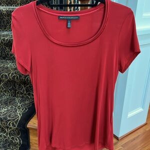 🧡White House Black Market red Short Sleeve Tee w satin neckline